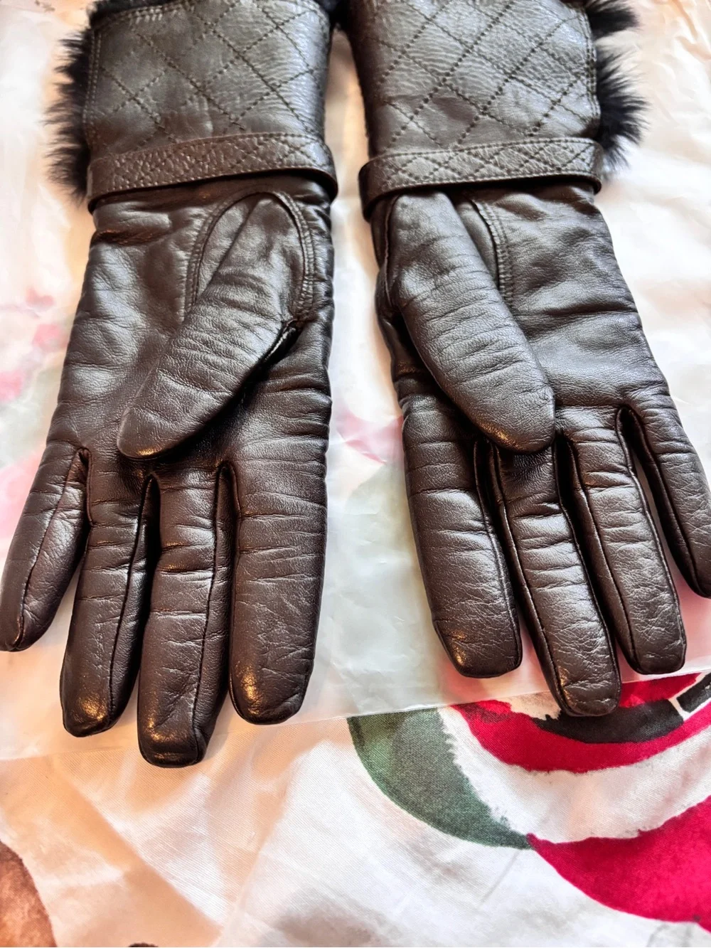 CHANEL Black Quilted Lambskin Cashmere Fur Gloves Size 7